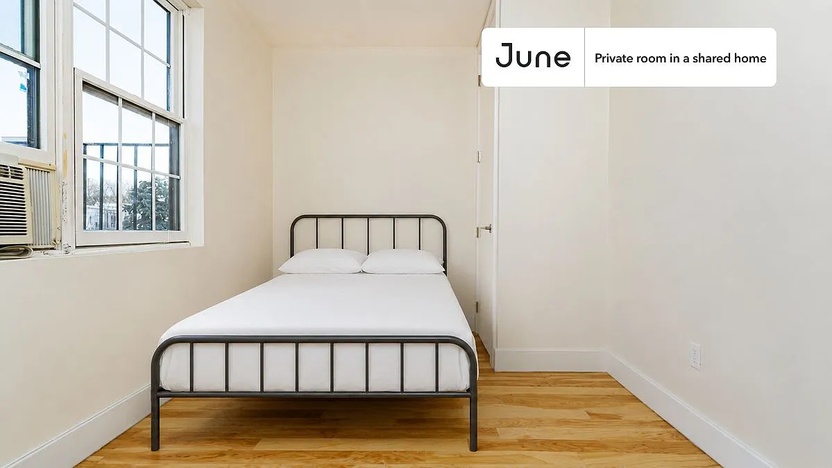 Queen bedroom in 4 bed/1 bath home in Clinton Hill #1803 D — Photo 1