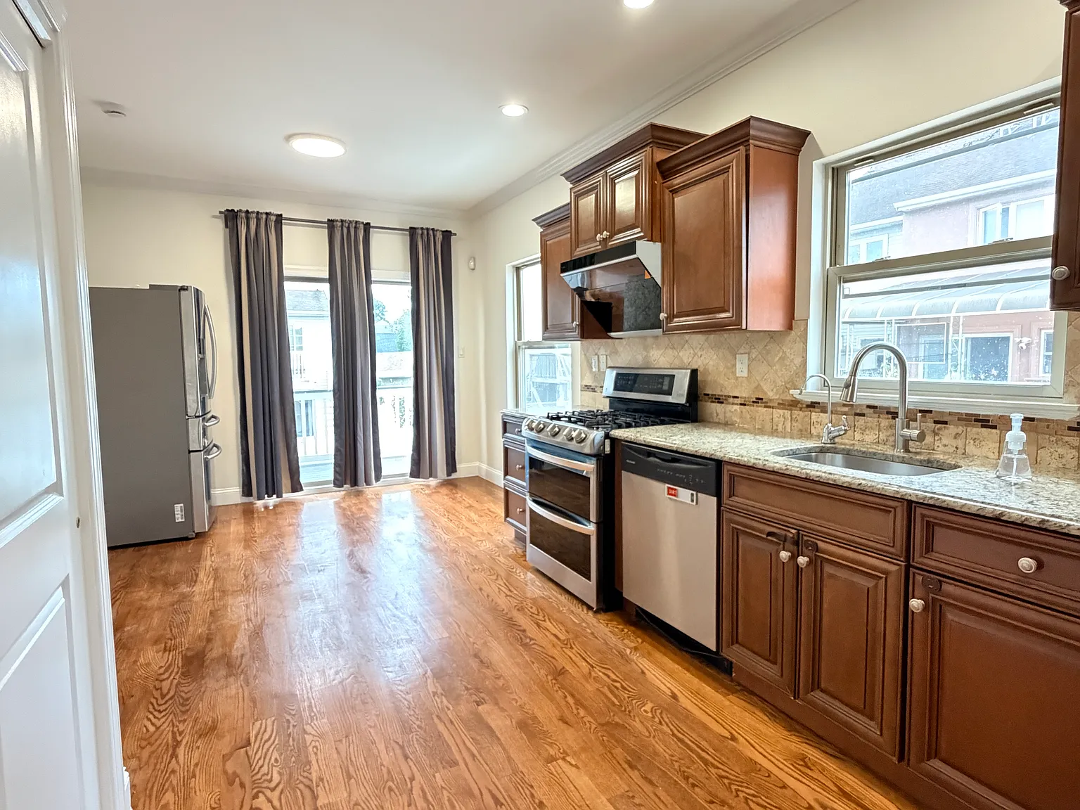 3 bed, 1.5 bath, 1800 sqft, $3,800 — Photo 4
