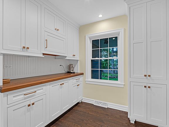 4th image of 834 Forest Ave