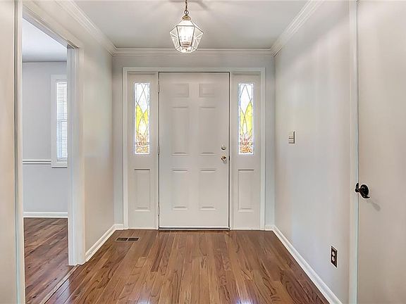 3rd image of 960 Pinecreek Dr
