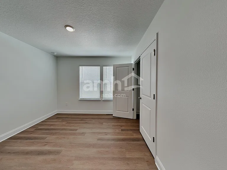 16381 Aubergine Aly — Photo 21