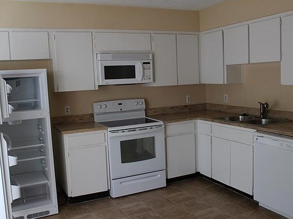 3rd image of 9404 Forest Hills Cir
