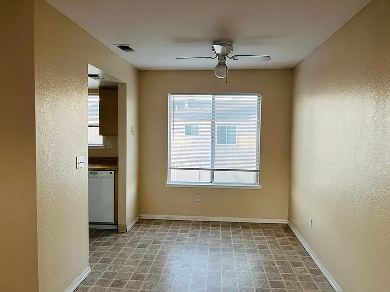 Nice and Cozy Upstairs Triplex Unit — Photo 4