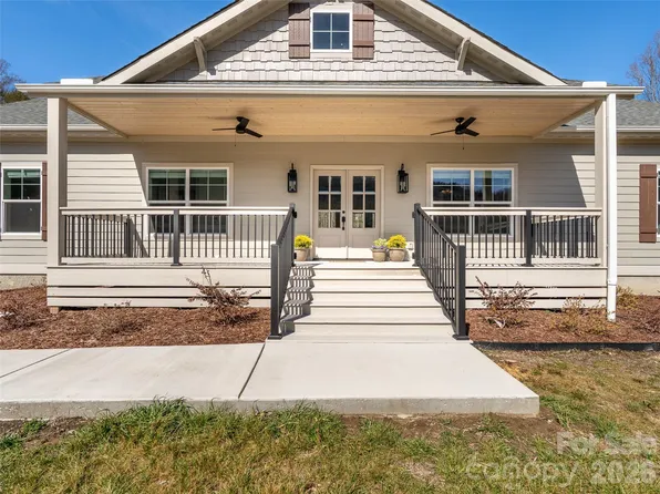 90 Saddle Club Ln, Hendersonville, NC 28739