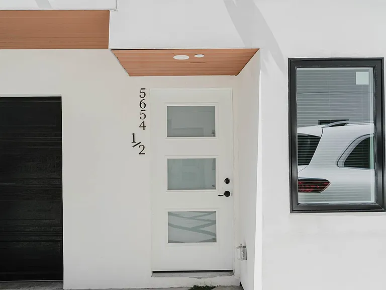 5654 1/2 Cartwright Ave — Photo 4