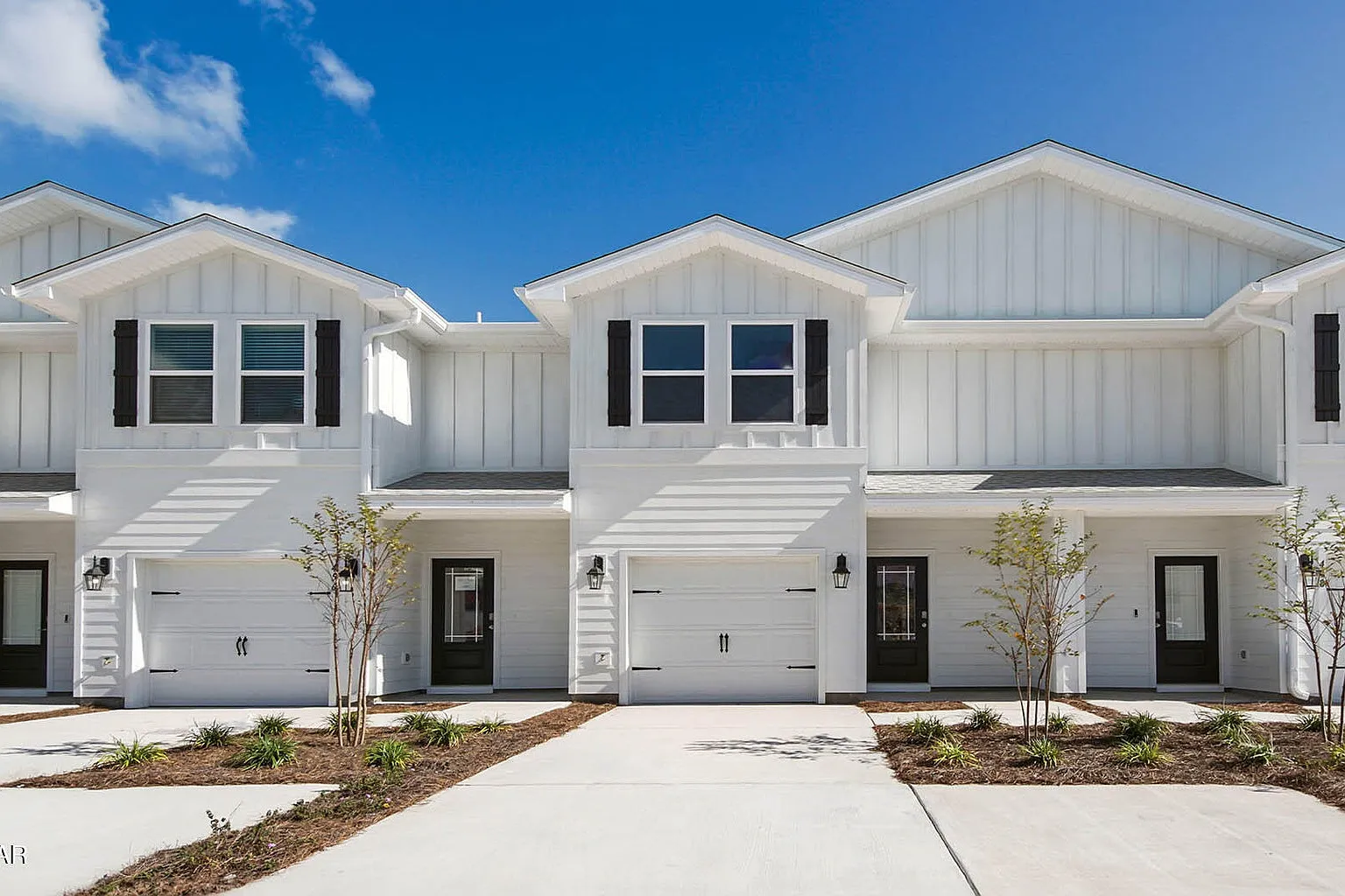 3 bed, 2.5 bath, 1489 sqft, $2,100 — Photo 2