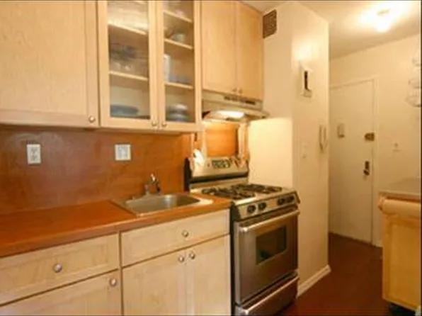 320 West 19th Street image 1 of 4