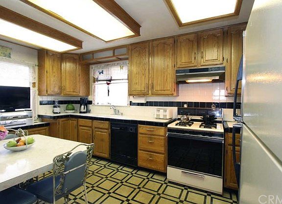 5th image of 661 James Pl