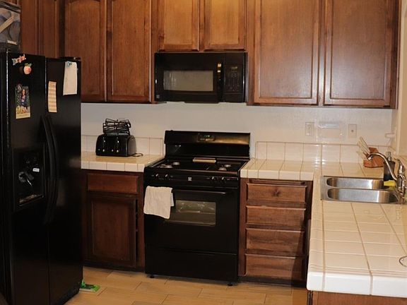 5th image of 215 E Dagenham Ct