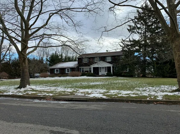 136 Darrow Ln, Greenlawn, NY 11740