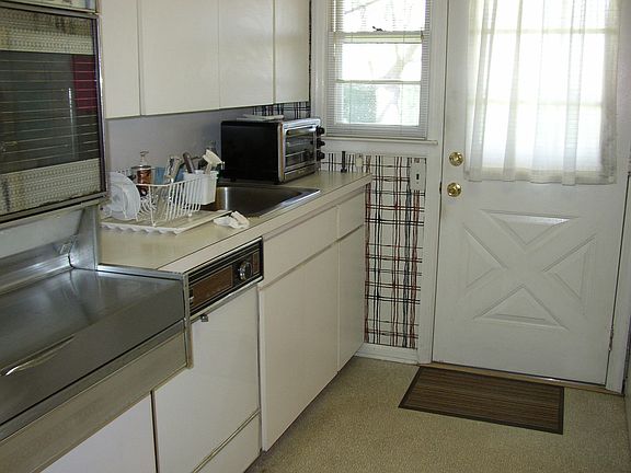 5th image of 38 Seymor Ln