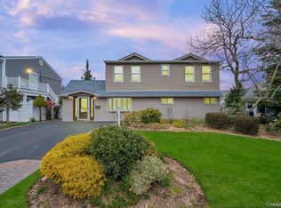 11 Berry Ln, Hicksville, NY 11801