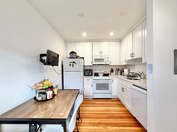 2nd image of 10 Linden Pl #1B