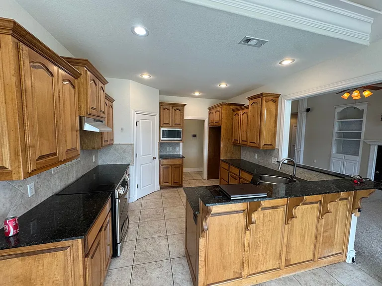 407 Lyndal Ln — Photo 10
