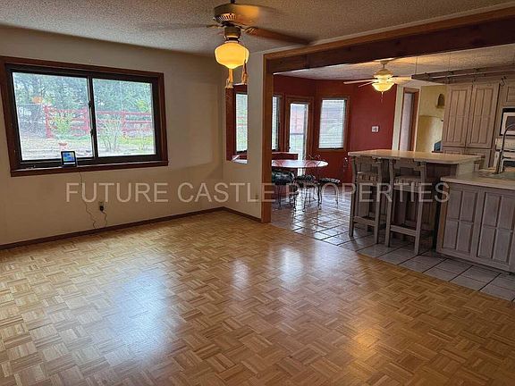 2nd image of 502 Niagara Rd NE