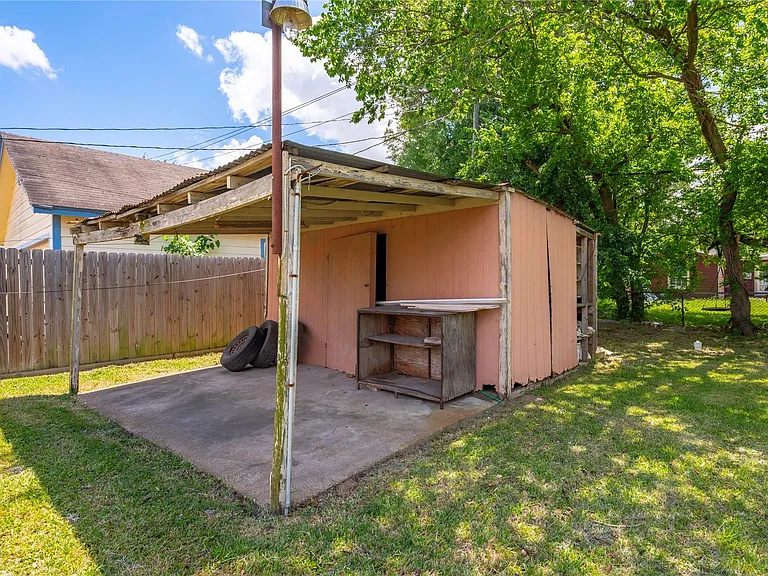 718 E Belmont St — Photo 9