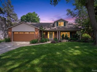 19780 Edshire Ln, Grosse Pointe Woods, MI 48236