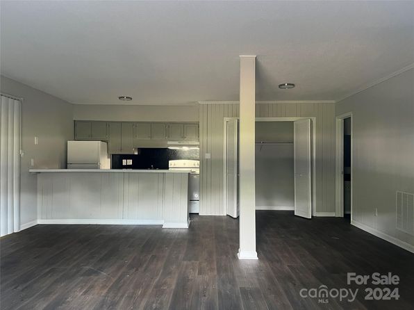 810 10th Street Blvd NW, Hickory, NC 28601