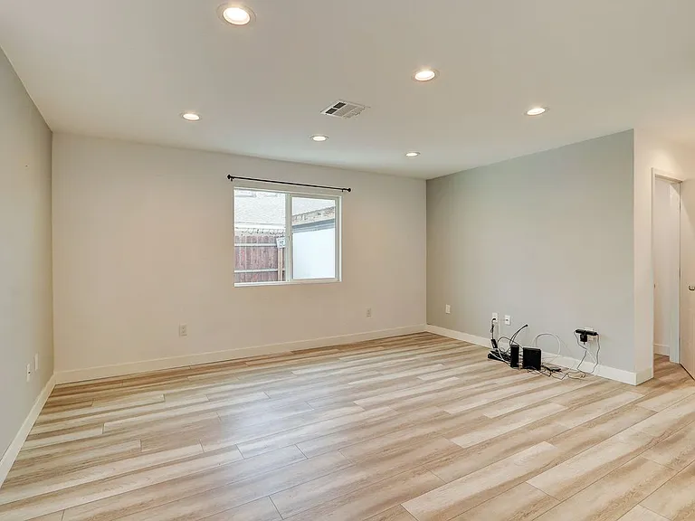 7441 1/2 Beckford Ave — Photo 2