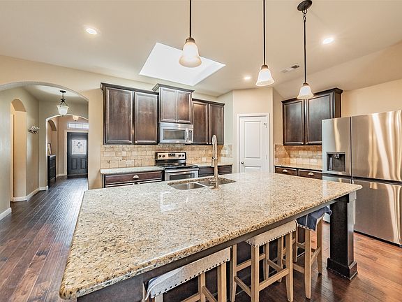 5th image of 525 Foxcraft Dr