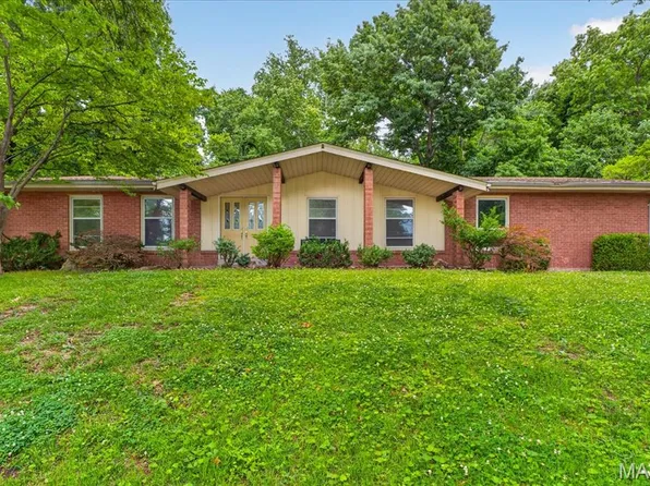 39 Grand Circle Dr, Maryland Heights, MO 63043