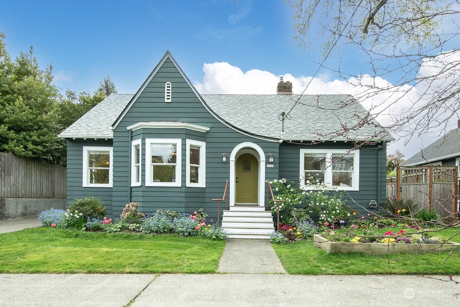 2525 E McGraw Street photo 1