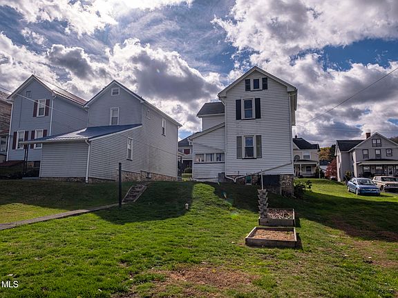 3rd image of 646 W 2nd St