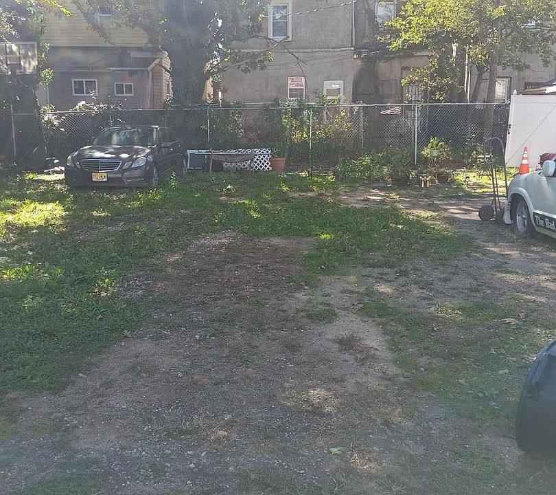 2nd image of 722 Cedar St