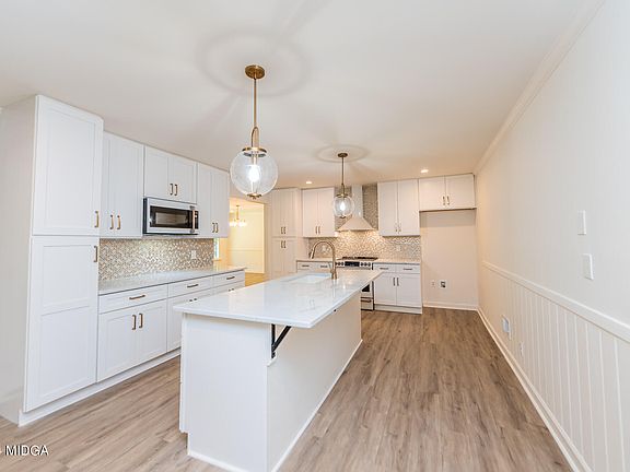 5th image of 137 Rivoli Woods Dr