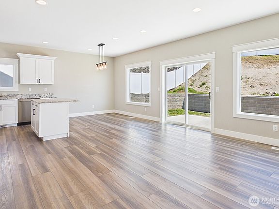 3rd image of 925 N Macaw Avenue