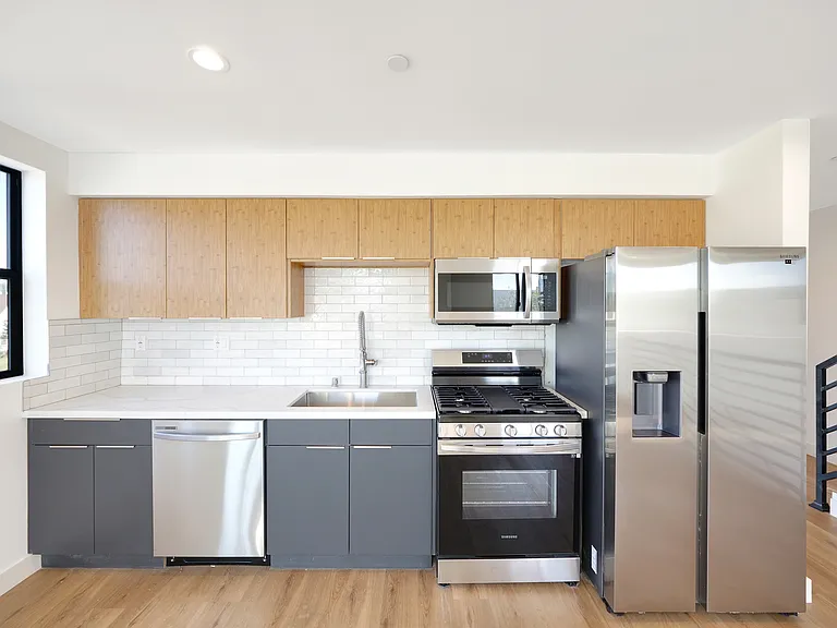 1858 S Redondo Blvd #5/6 — Photo 2
