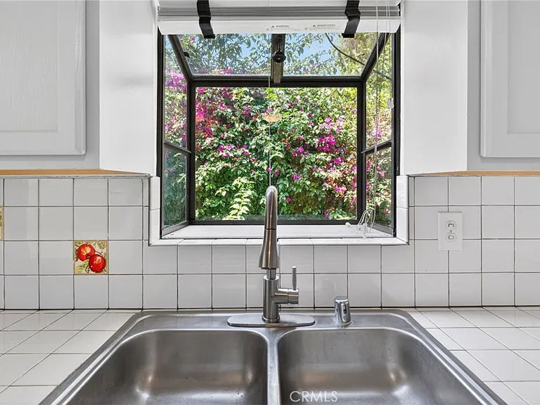 1145 N Genesee Ave — Photo 7