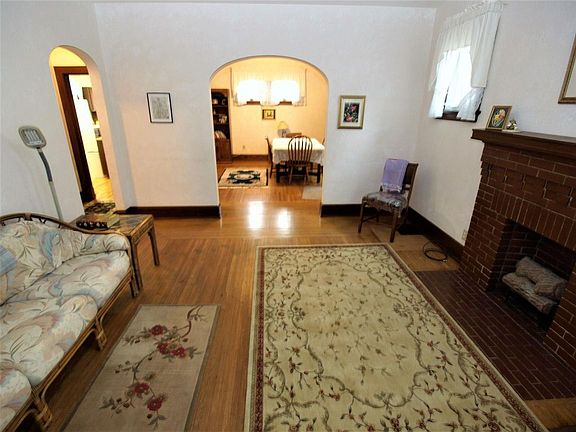 3rd image of 1622 Tuxworth Ave