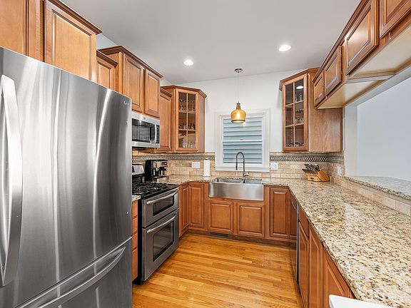 4th image of 486 Stanley Ave