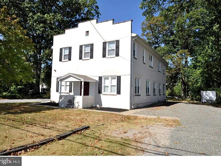 2221 Marne Hwy #2B — Photo 2