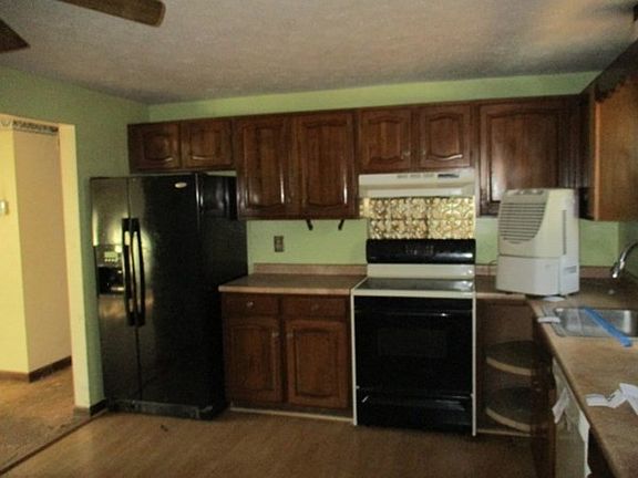 5th image of 157 Highland St