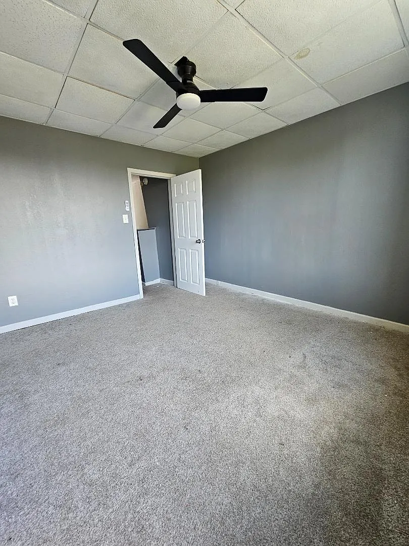 1525 W Cayuga St - 1525 W Cayuga St - 3rd Fl Front Room — Photo 2