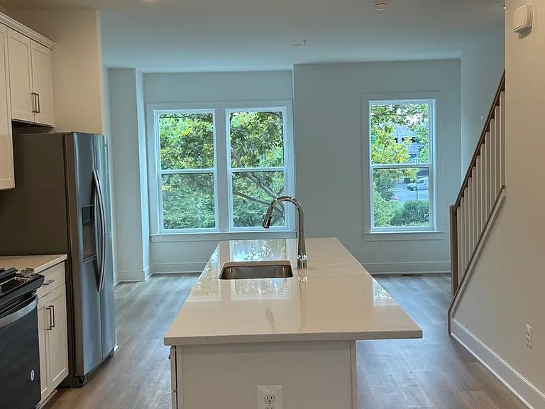 831 King Farm — Photo 8