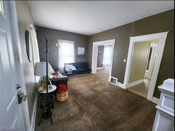 2nd image of 525 Dickson St