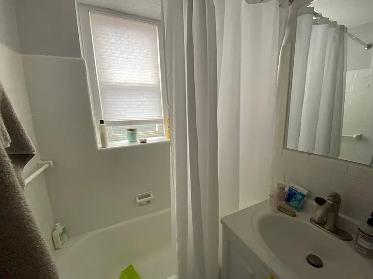 100 Howe Street — Photo 155