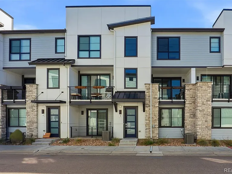 2000 S Holly St — Photo 3