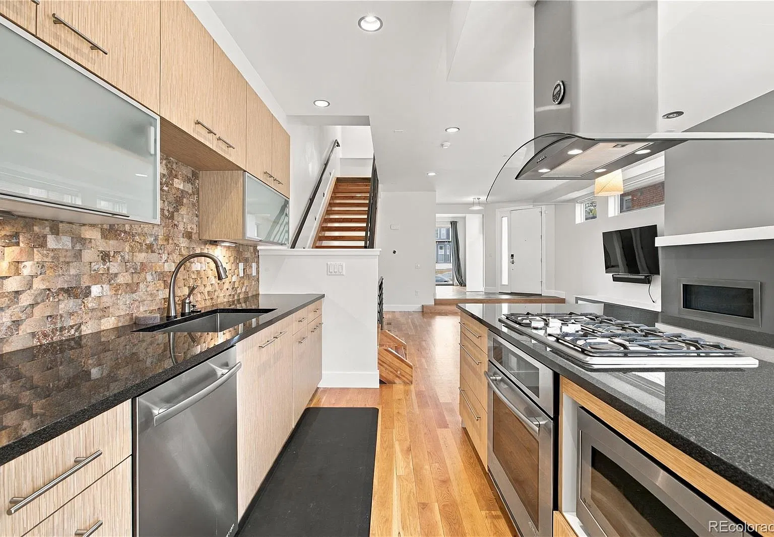 5 bed, 3.5 bath, 2259 sqft, $6,500 — Photo 2