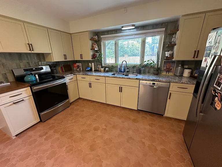 2352 Beverly Pl — Photo 2