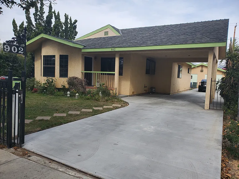 902 N Pass Ave — Photo 1