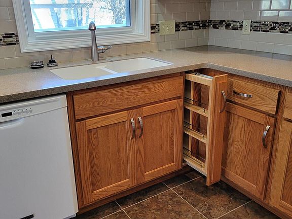 5th image of 625 Olive Ct
