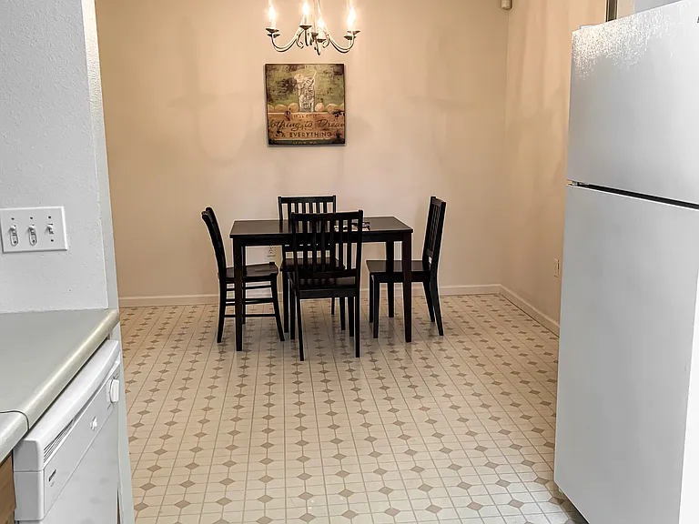 1128 Thomas St — Photo 3