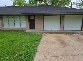 117 Lazy Ln, Lake Jackson, TX 77566