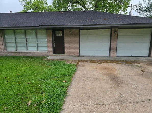 117 Lazy Ln, Lake Jackson, TX 77566