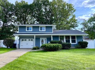 693 Edgewater Dr, Amherst, NY 14228