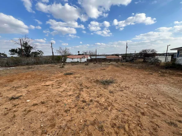 369 Mango Dr, Zapata, TX 78076
